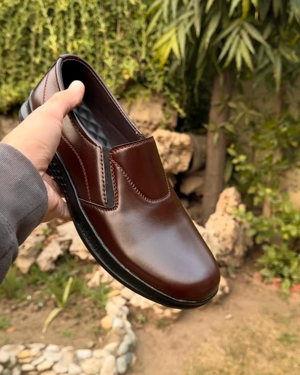 COMFORTABLE BROWN SHOE